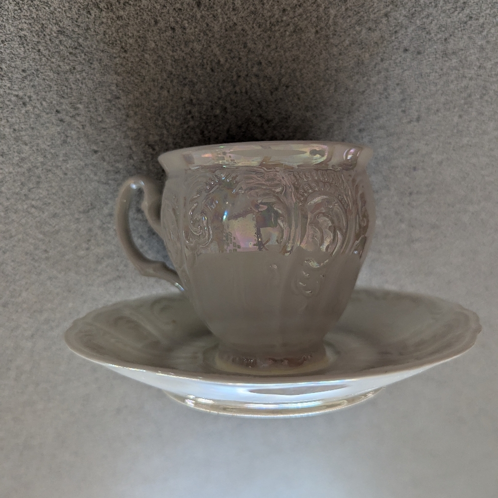 Iridescent white demi tea cup flower frog